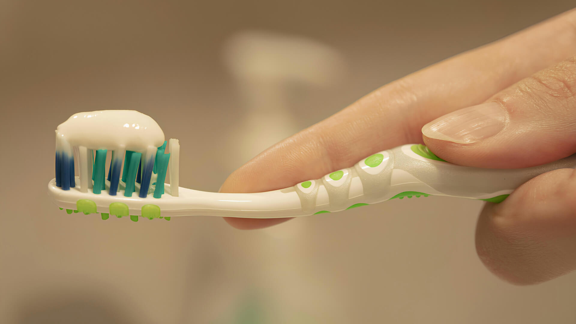 Read more about the article How to Pick the Right Toothbrush and Toothpaste for Your Smile